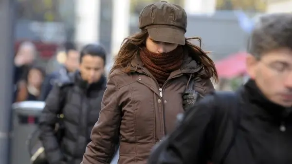 Personas abrigadas ante las bajas temperaturas en Santa Fe