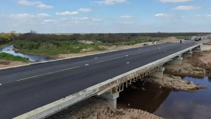 Obras de ensanchamiento del puente sobre el arroyo San Antonio en la Ruta Provincial 4