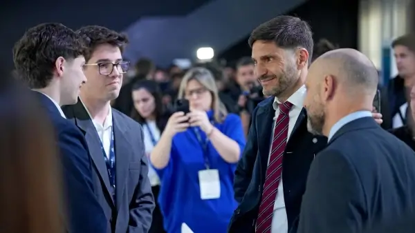 Maximiliano Pullaro dialogando con participantes del Santa Fe Business Forum