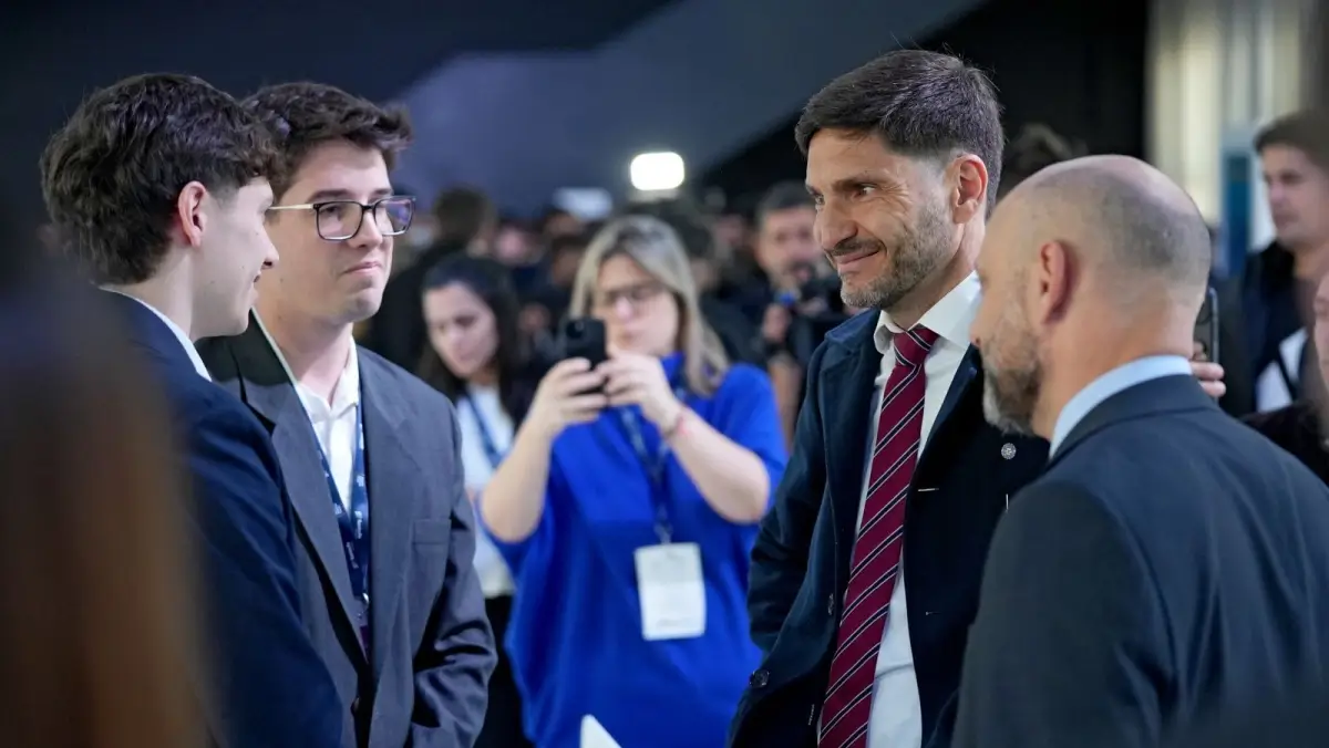 Maximiliano Pullaro dialogando con participantes del Santa Fe Business Forum