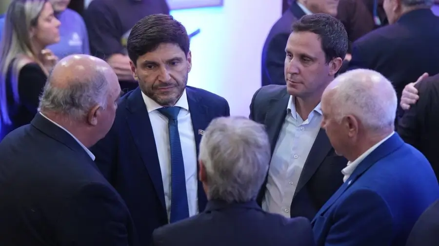 Pullaro dialogando con industriales durante el acto en la Unión Industrial de Santa Fe