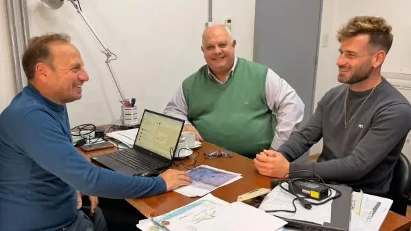 Sergio Ramseyer y Oscar Dolzani se reunieron con Lucas Crivelli por programas de viviendas en Romang