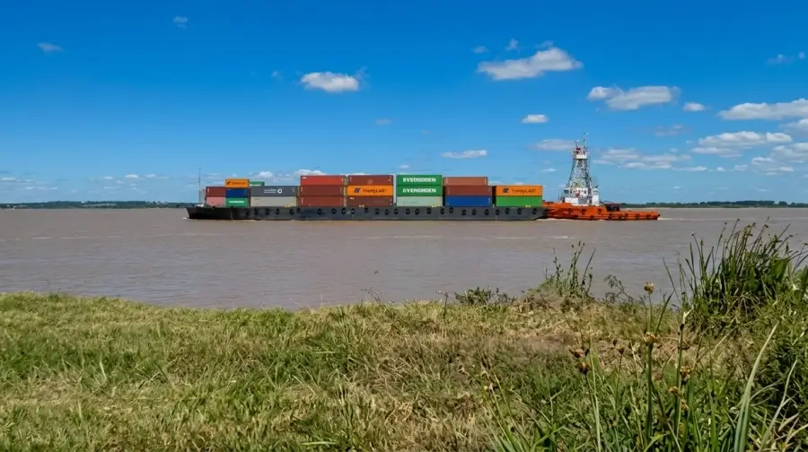 Remolcador navegando por el río Paraná a la altura del Puerto Ocampo, en Villa Ocampo, Santa Fe.