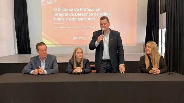 Roberto Spontón durante el acto de firma del convenio para fortalecer los Centros de Día de Infancias en Malabrigo