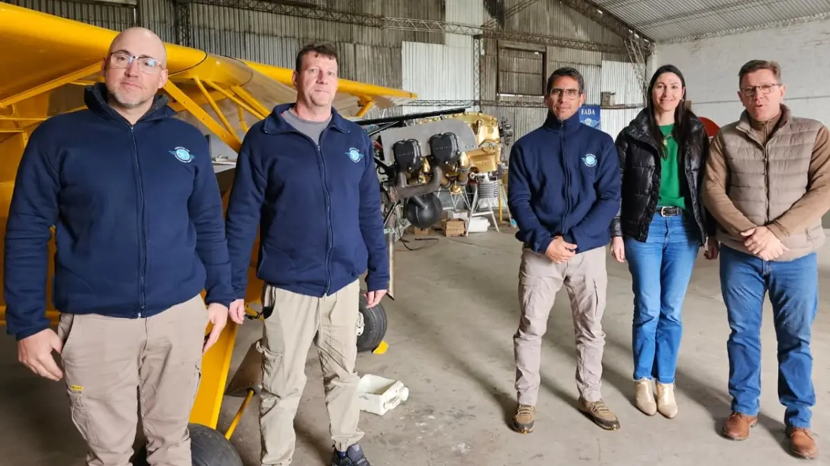 Rodrigo Borla junto a integrantes del Aero Club de Gobernador Crespo