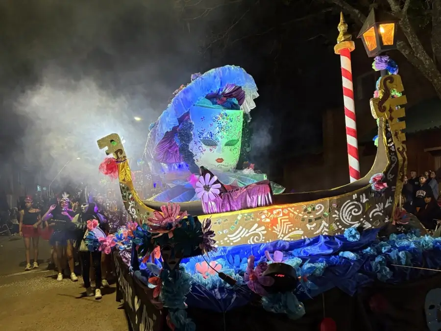 Carroza inspirada en Venecia en la Fiesta de Carrozas de Romang