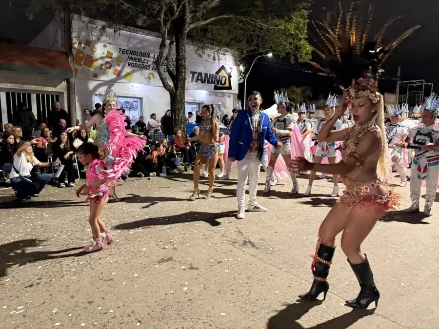 Comparsa desfila durante la Fiesta Provincial del Desfile de Carrozas en la ciudad de Romang.