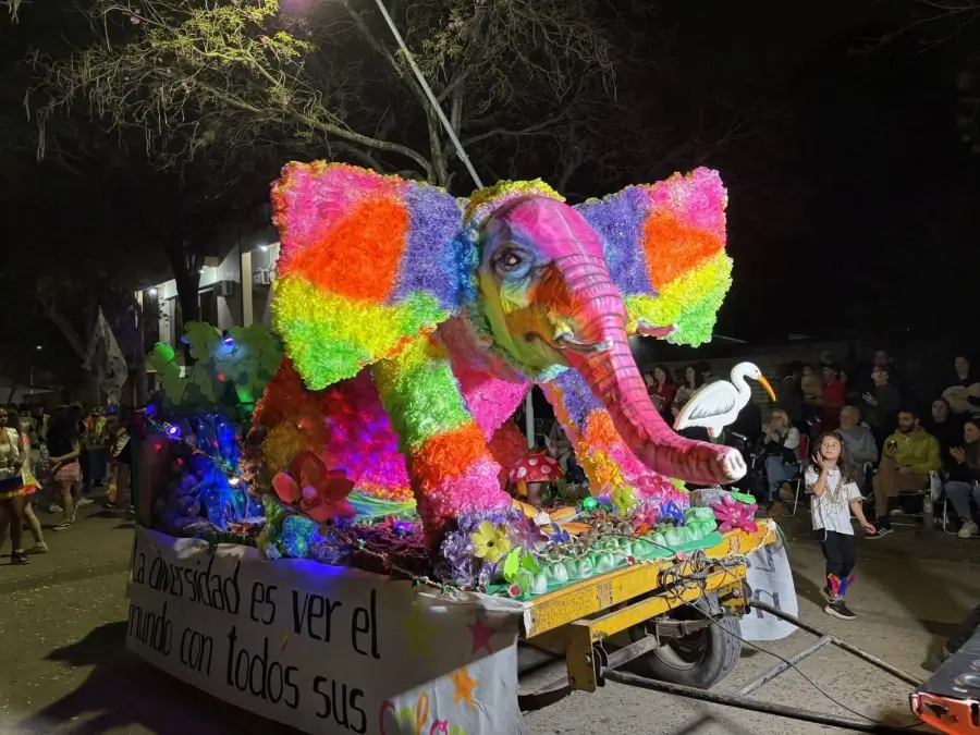 Carroza con temática de elefante en el desfile de Romang