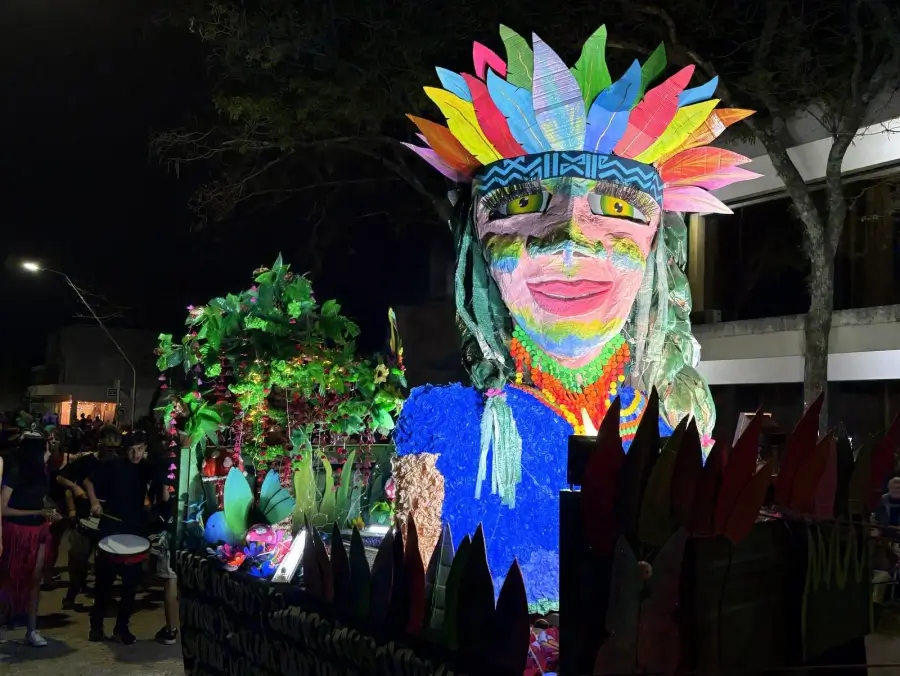 Carroza con temática indígena durante el desfile de Romang