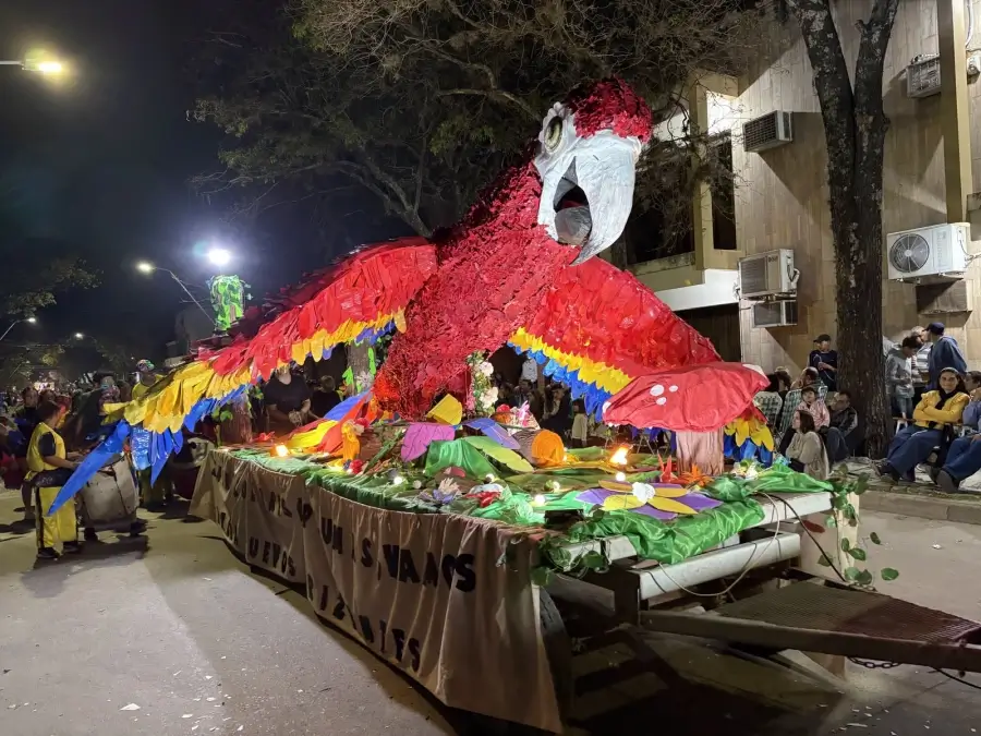 Carroza del papagayo durante el desfile provincial de Romang