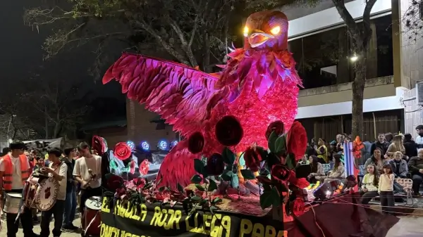 Carroza del águila roja durante el desfile de Romang