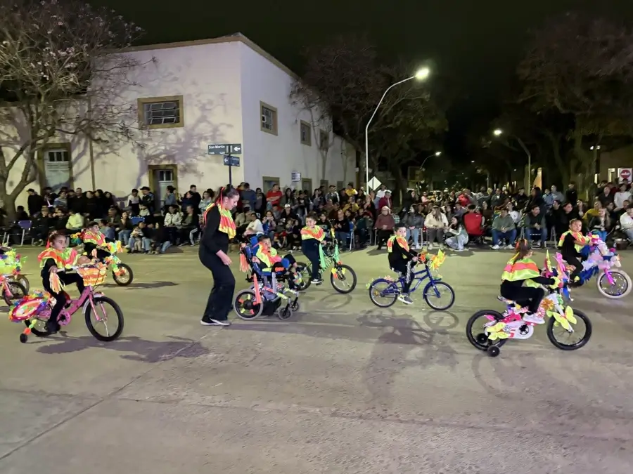 Jóvenes participan en bicicleta de la Fiesta de Carrozas de Romang