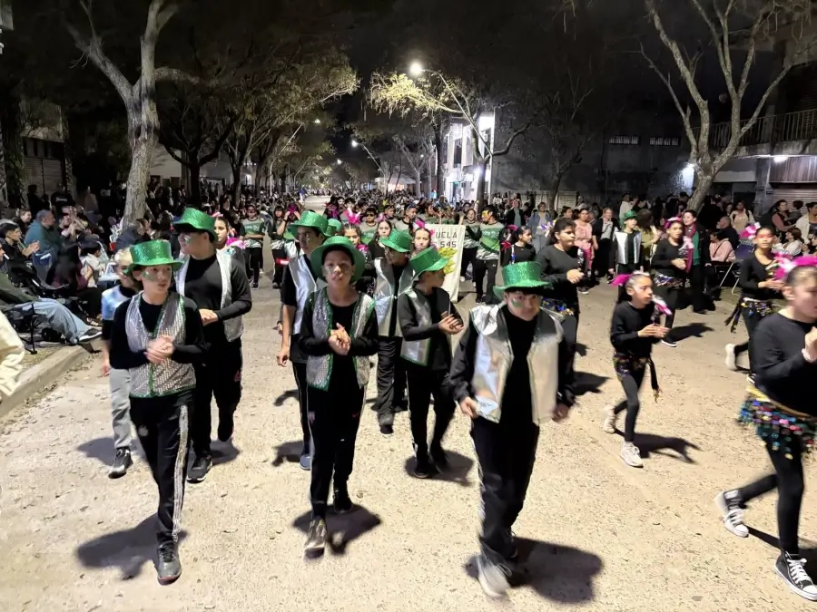 Jóvenes integrantes de una murga desfilan durante la Fiesta Provincial del Desfile de Carrozas en Romang