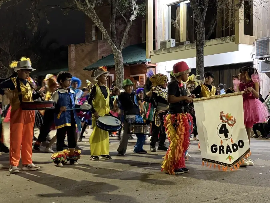 Murga de jóvenes participa del tradicional desfile de carrozas durante la fiesta provincial en Romang.