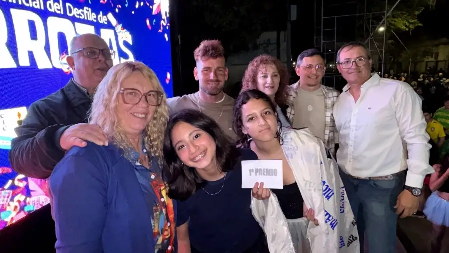 Sergio Ramseyer y Oscar Dolzani entregan el premio a la carroza ganadora