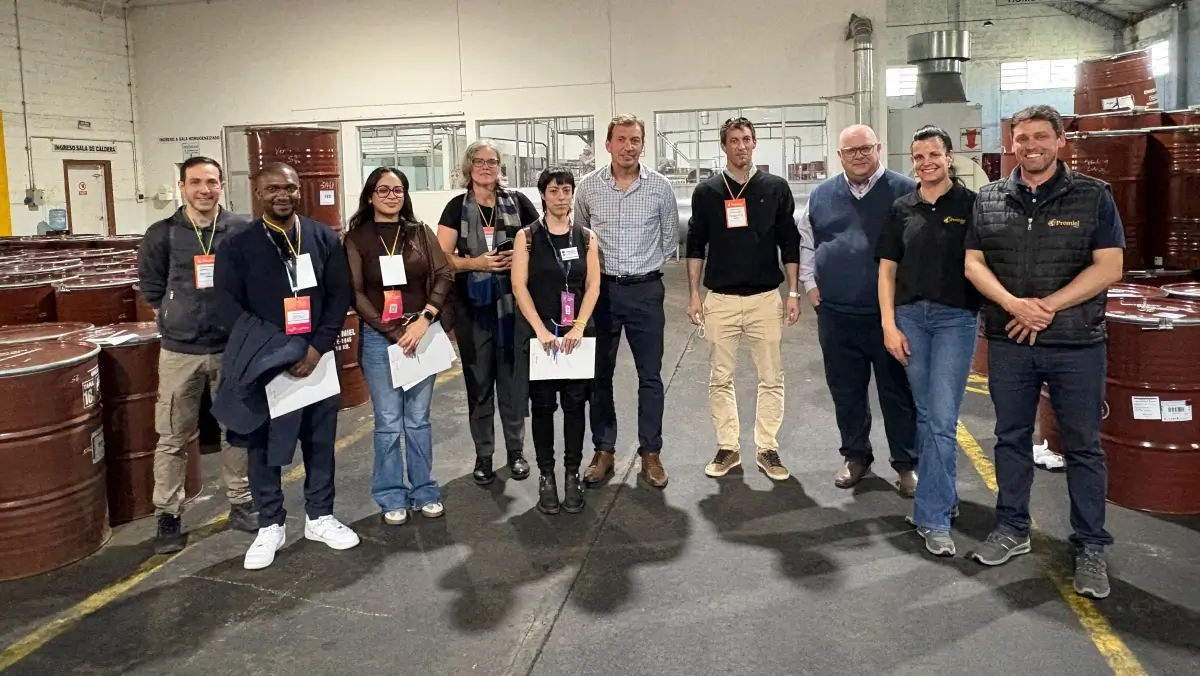 Sergio Ramseyer junto a operadores internacionales y empleados de PROMIEL en Romang