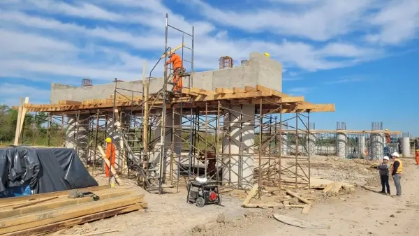 Obras de construcción de los pilotes del puente de la Tercera Vía Reconquista-Avellaneda sobre el arroyo El Rey