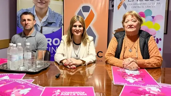 Charo Mancini junto a autoridades de LALCEC Villa Ocampo durante la presentación de la carrera Corremos por la Vida