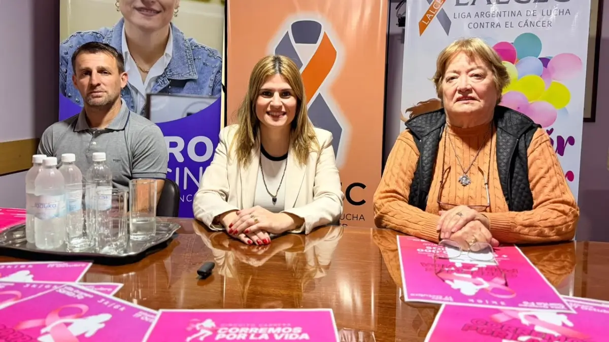 Charo Mancini junto a autoridades de LALCEC Villa Ocampo durante la presentación de la carrera Corremos por la Vida