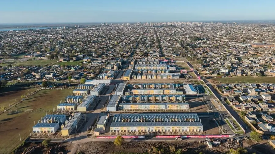 Vista aérea de la Villa Suramericana y las 346 viviendas del complejo Esmeralda Este II