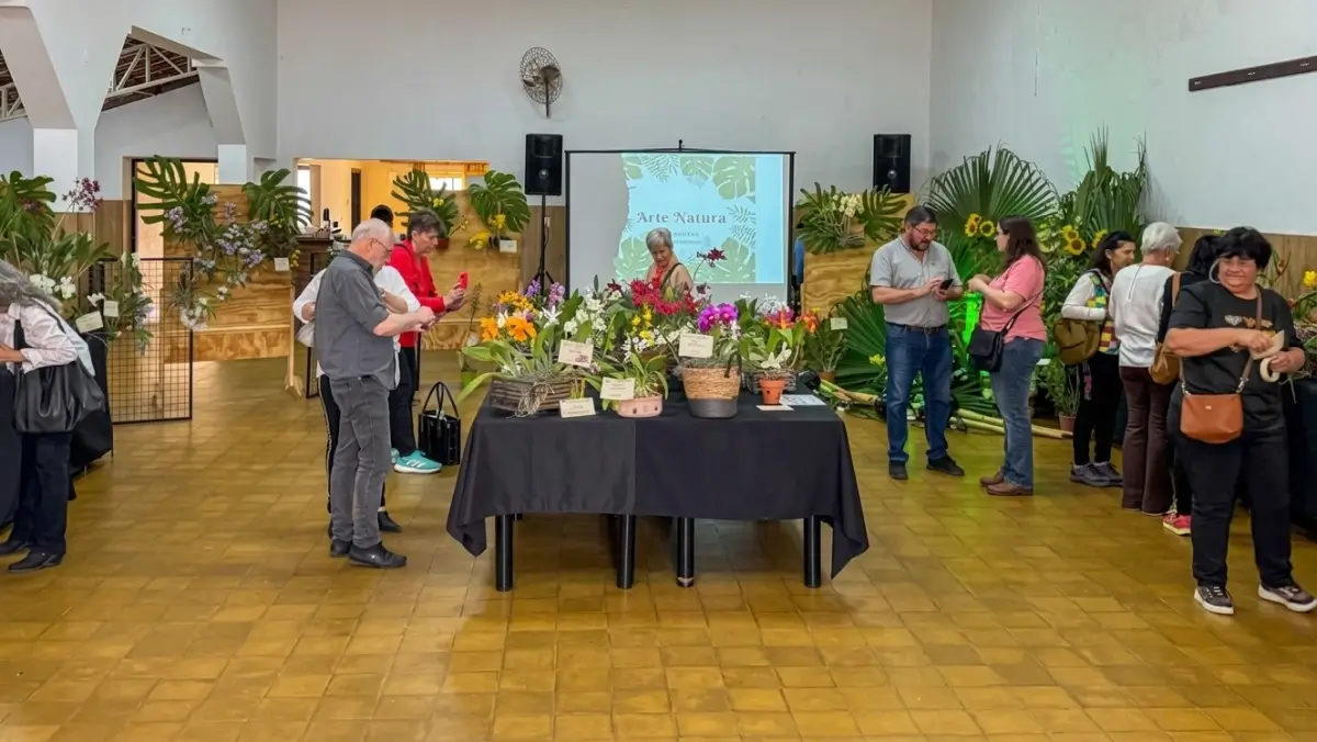Vista parcial de la exposición de orquídeas realizada en el Centro Comercial y Social de Villa Ocampo.