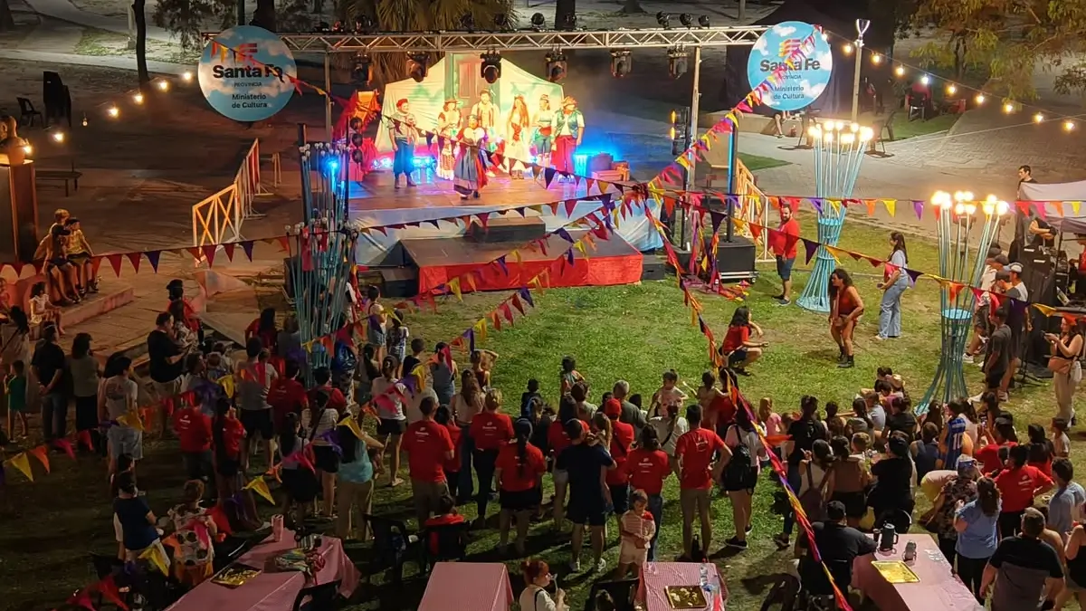 Vista general de la jornada “Yo vi tu corazón” en la Plaza Manuel Belgrano de Villa Ocampo