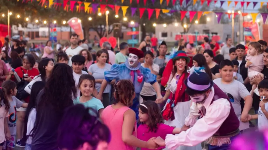 Payasos interactúan con el público durante una actividad de “Yo vi tu corazón”