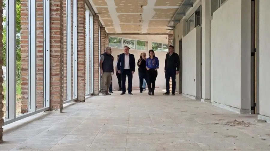 Felipe Michlig y autoridades recorren las obras de ampliación del Hospital de Hersilia, que registran un 60 % de avance.