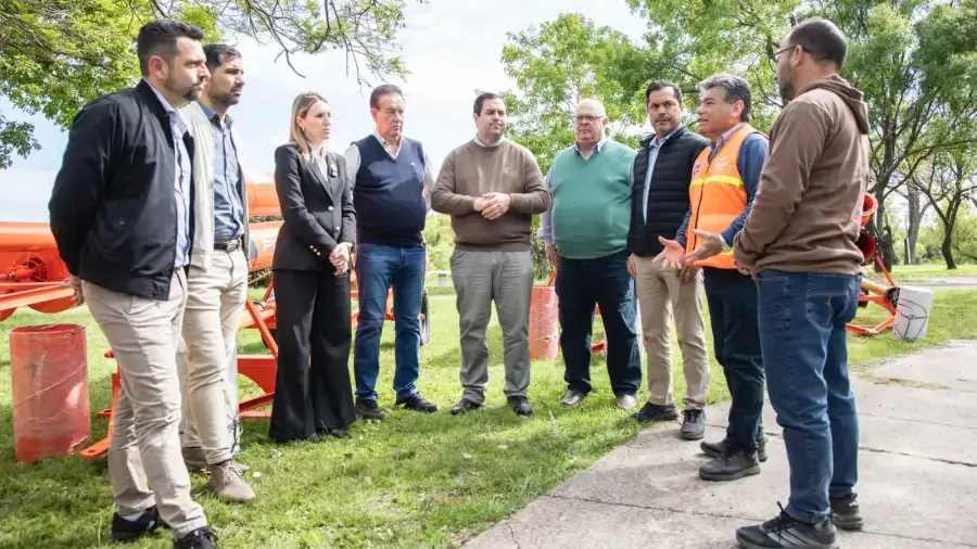 Autoridades provinciales e intendentes de Reconquista, Avellaneda, Las Toscas y Romang durante la entrega de bombas de agua.