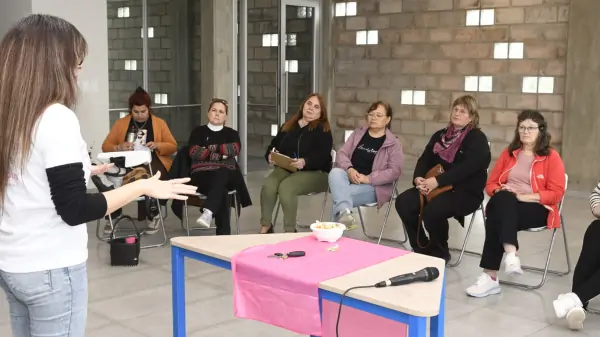Profesionales de la salud durante una charla de prevención del cáncer de mama en Avellaneda, Santa Fe