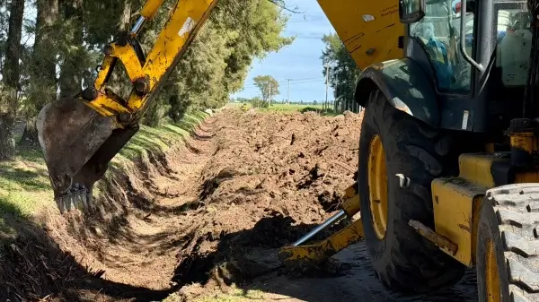 Maquinaria municipal realiza tareas de limpieza y nivelación de una cuneta en Barrio La Roseta de Avellaneda