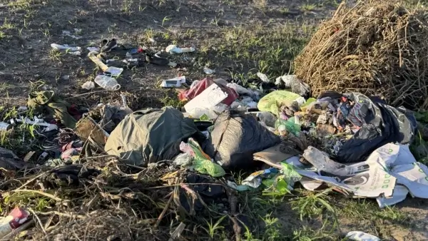 Residuos arrojados indebidamente en la vía pública de Avellaneda, Santa Fe, donde se busca evitar la formación de microbasurales.