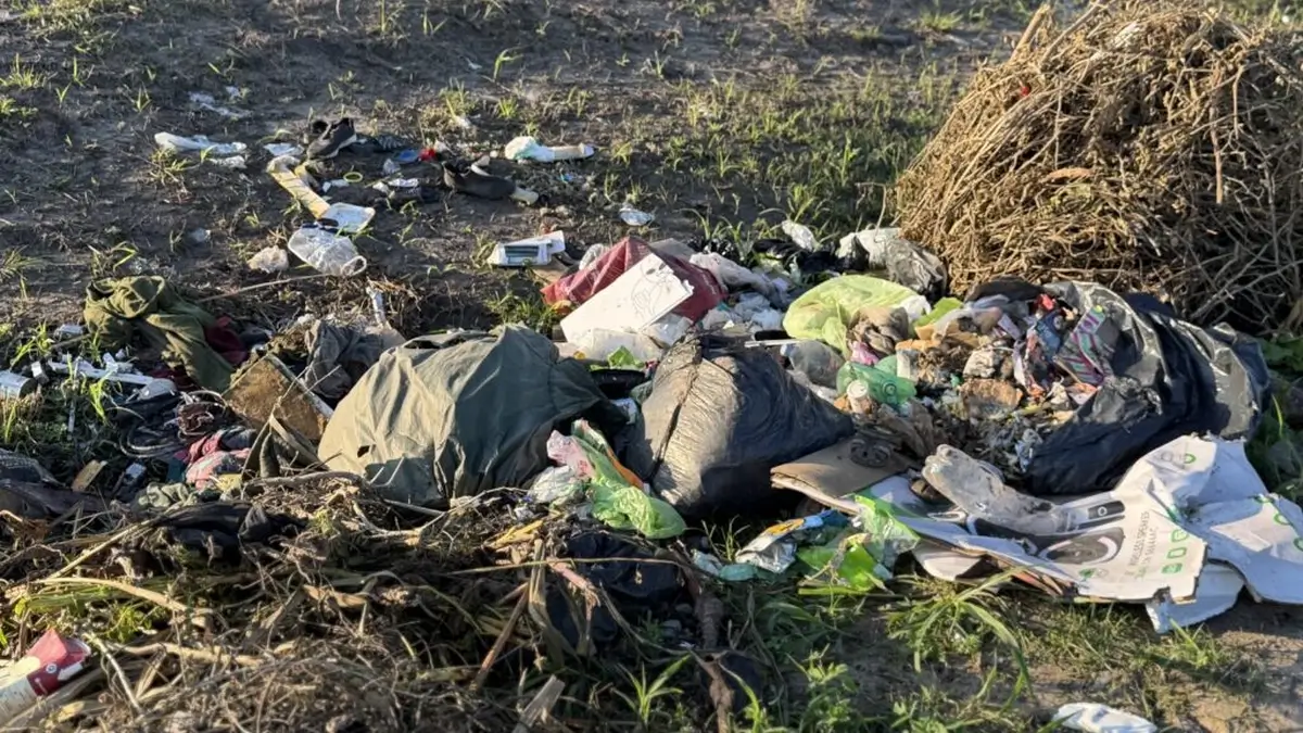 Residuos arrojados indebidamente en la vía pública de Avellaneda, Santa Fe, donde se busca evitar la formación de microbasurales.