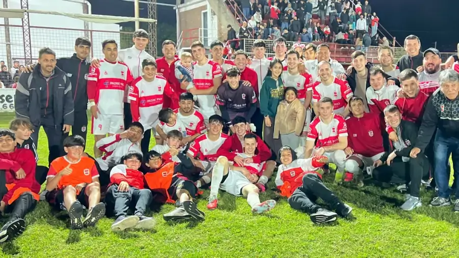Jugadores de Barrio Norte de Avellaneda celebran la clasificación a las semifinales de la Liga Reconquistense.