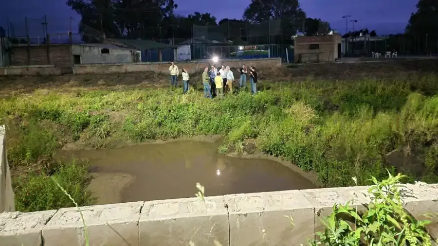 Fabián Bastía, Roberto Spontón y autoridades recorren las obras de desagüe en Malabrigo para mejorar el escurrimiento del agua ante posibles lluvias intensas.