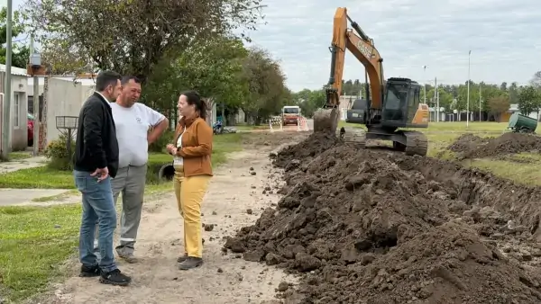 El intendente Gonzalo Braidot recorre la obra de ampliación de la red cloacal en el barrio Padre Celso de Avellaneda y dialoga con vecinos.