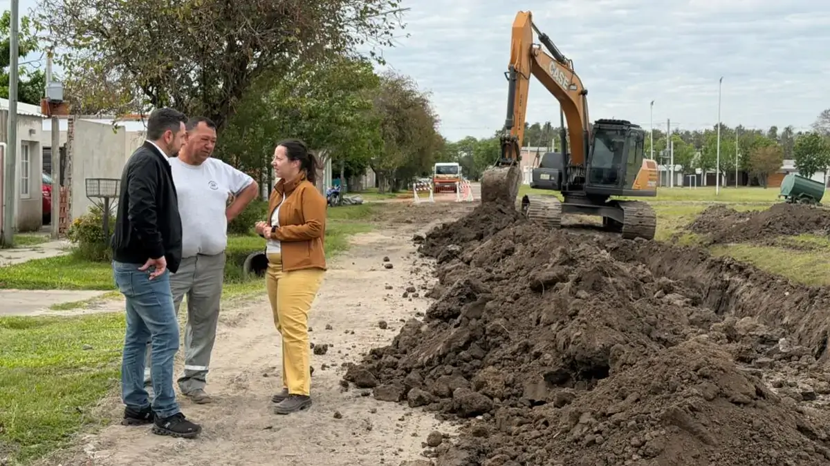 El intendente Gonzalo Braidot recorre la obra de ampliación de la red cloacal en el barrio Padre Celso de Avellaneda y dialoga con vecinos.