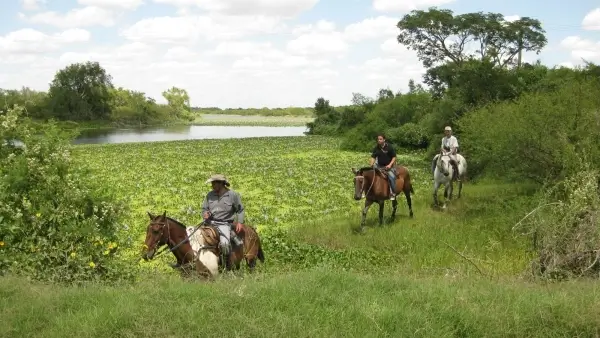 Cabalgata por los paisajes naturales del Jaaukanigás, en el norte de Santa Fe, vinculada al turismo de naturaleza y al ecoturismo.