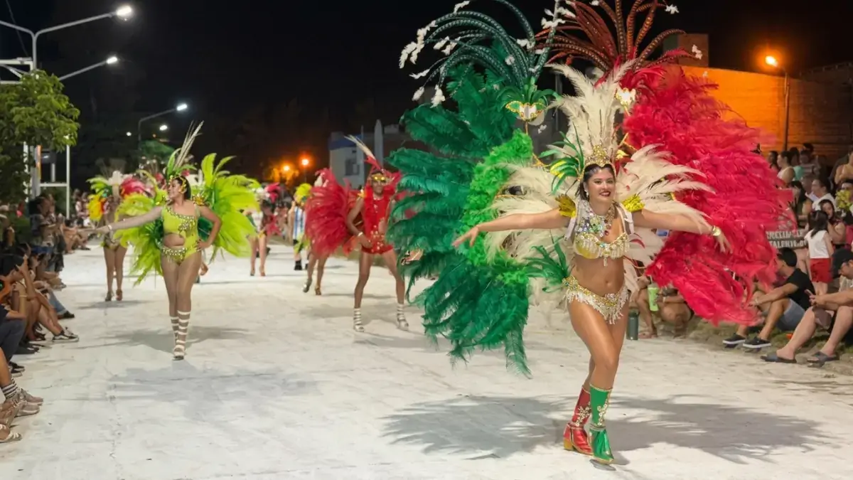 Comparsas y bailarines durante los carnavales de Villa Ocampo 2025, una celebración cultural que se busca fortalecer con el Taller Regional de Carnaval.