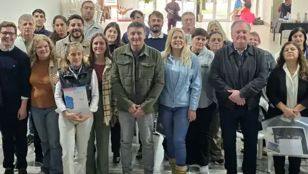 Autoridades provinciales y municipales junto a representantes de instituciones beneficiadas durante la entrega de aportes en Ceres.