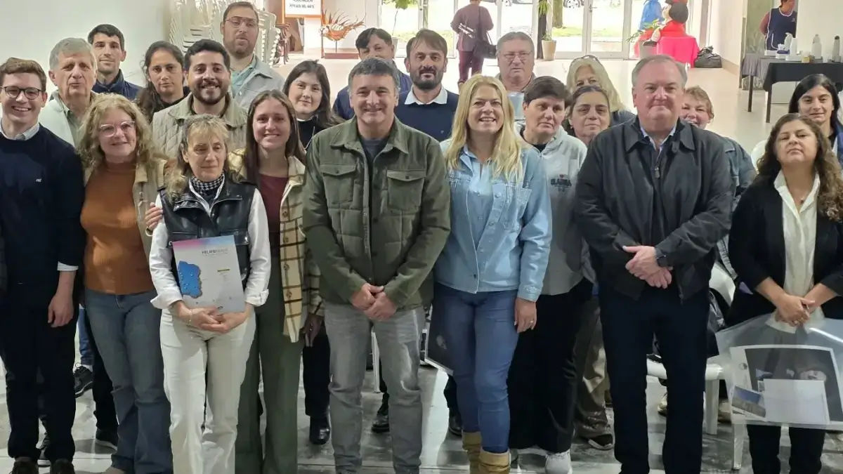 Autoridades provinciales y municipales junto a representantes de instituciones beneficiadas durante la entrega de aportes en Ceres.