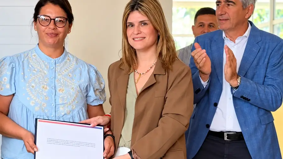 Charo Mancini durante la entrega de equipamiento para el proyecto 363 Streaming de la Escuela Técnica N.º 363 de Las Toscas.