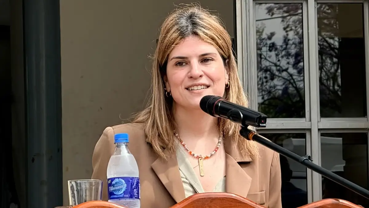 Diputada provincial Charo Mancini durante su visita a Las Toscas por inversiones educativas y municipales.