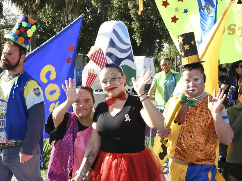 Chicos del Hogar Nueva Esperanza participan del desfile de murgas durante el cierre de la Estudiantina 2026 en Avellaneda, Santa Fe.