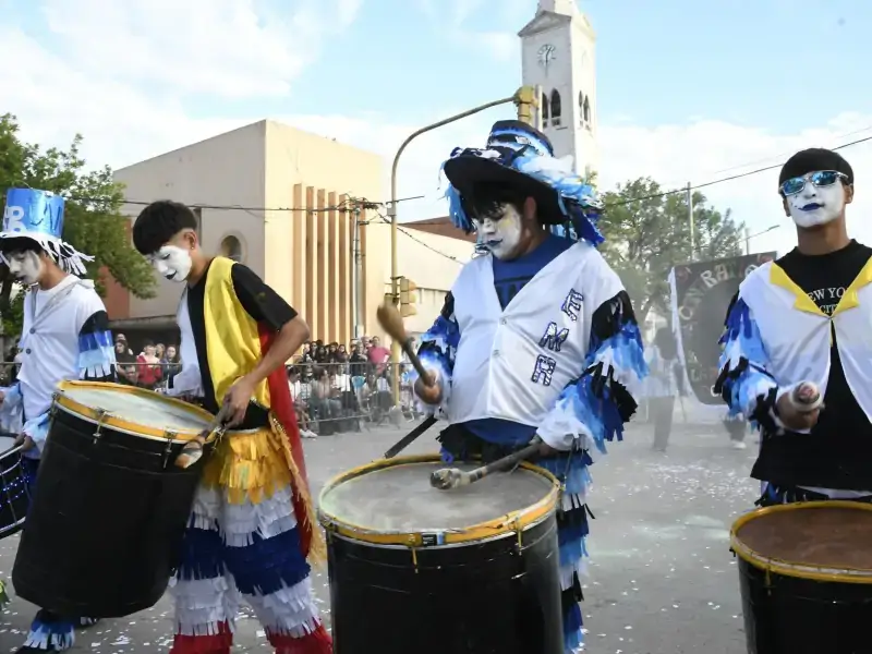 Desfile de murgas de las instituciones educativas durante la última jornada de la Estudiantina de Avellaneda 2026.