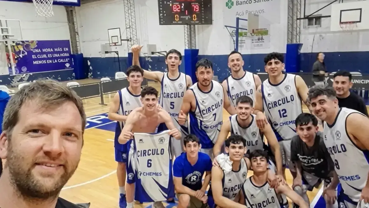 Jugadores de Círculo Vera festejan durante los cuartos de final de la Asociación Reconquistense de Básquet.