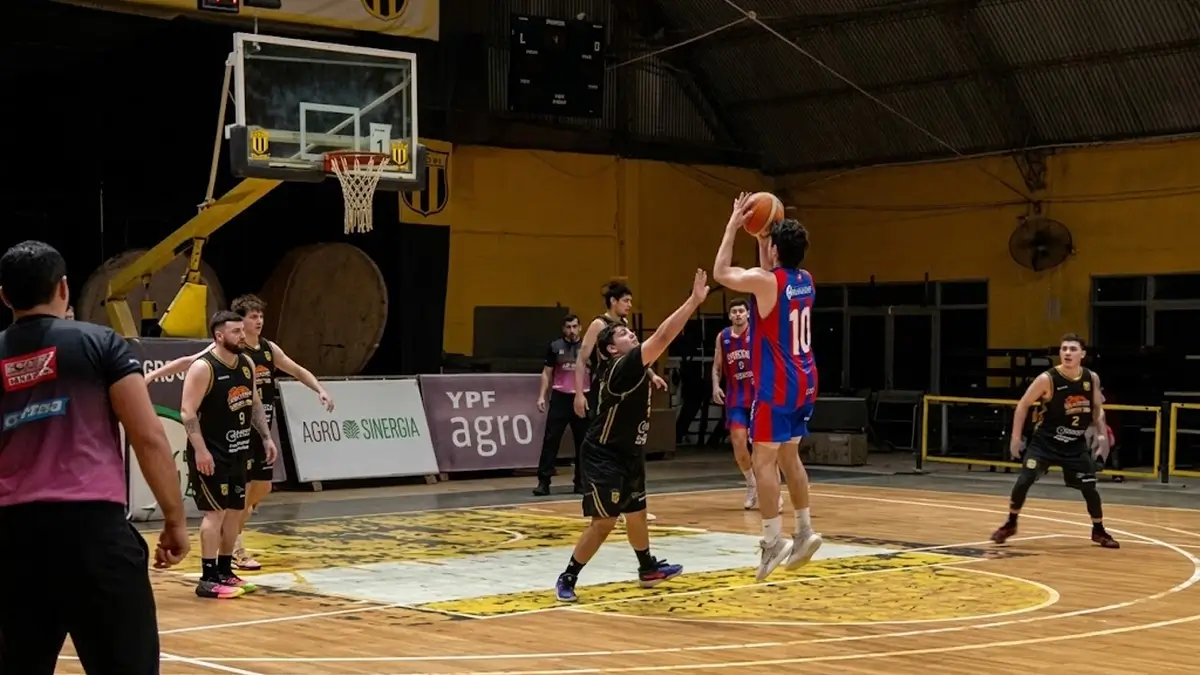 Central en partido de la Copa Centenario de Básquet