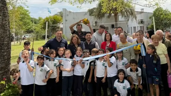 Autoridades participan del corte de cintas durante la inauguración del área deportiva de la Residencia San José en Villa Ocampo.