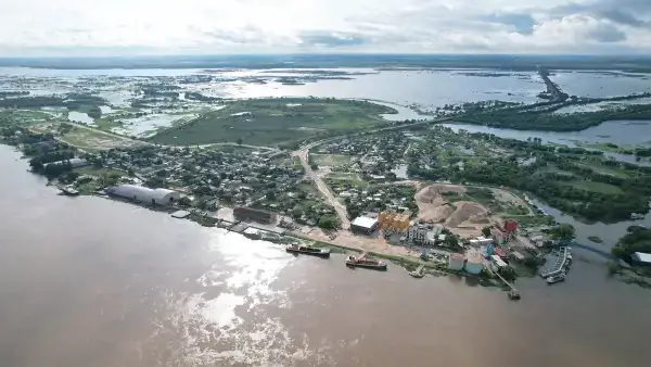 Vista aérea del puerto de Reconquista sobre el río Paraná, Santa Fe, en crecida de años anteriores