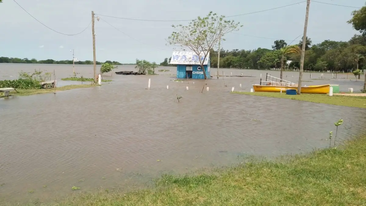 Crecida del río en una localidad costera del norte santafesino, donde el avance del agua ocupa parte del área de un camping.